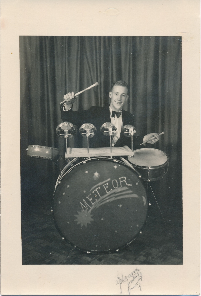 

TORE KVIST
1913 – (2006) Född i Sundsvik

Vid Sundsvik fanns inte bara tegelbruk (f ö ett av de äldsta i landet och leverantör vid bl a bygget av Gripsholms slott) – dit hörde också omfattande skogshantering, jordbruk och boskap men också såg och kvarn. Detta innebar en levande bygd med goda möjligheter till sysselsättning för det växande släktet. Då Knuts äldsta söner Tore och Einar tog steget ut i världen medförde de inte bara nyttig erfarenhet av arbete med jord och skog utan också ett musikaliskt arv, visor, marscher, låtar och dängor som följt dem sen barnsben. 

I pojkarnas arv ingick förutom repertoaren – och naturligtvis namnet – med tiden också instrumenten – som de småningom började spela på! Men då hade de – var och en på sitt håll – tagit ganska god tid på sig: Einar som skrivit och med bravur framfört sina tidstypiska texter till några av melodierna började inte kompa sig själv på fars enradiga drag-spel förrän några år efter de 60 och innan Tore gav sig på fiolen var han en bit över 65. Han hade då å andra sidan varit musikaliskt aktiv som batterist i den mycket populära dansorkestern Vikingarna från Nykvarn (1936–1945). Einar och Tore är båda omtyckta konstnärer inom keramik och bildkonst – men se det är en helt annan historia!


Källa: ”De yngre Kvistpojkarna. Låtar efter de äldre Kvistpojkarna
upptecknade efter bröderna Einar (enradigt durspel) och Tore (fiol)” 
Torsten Åhbeck. Rönninge, juni 1997     

Bild se_ab_tthf_4508 _2  visar invigningen av nya bostadshuset vid Rimsjöborg
Bild se_ab_tthf_4508_3 visar festlokalen  Turinge Bygdegård             
