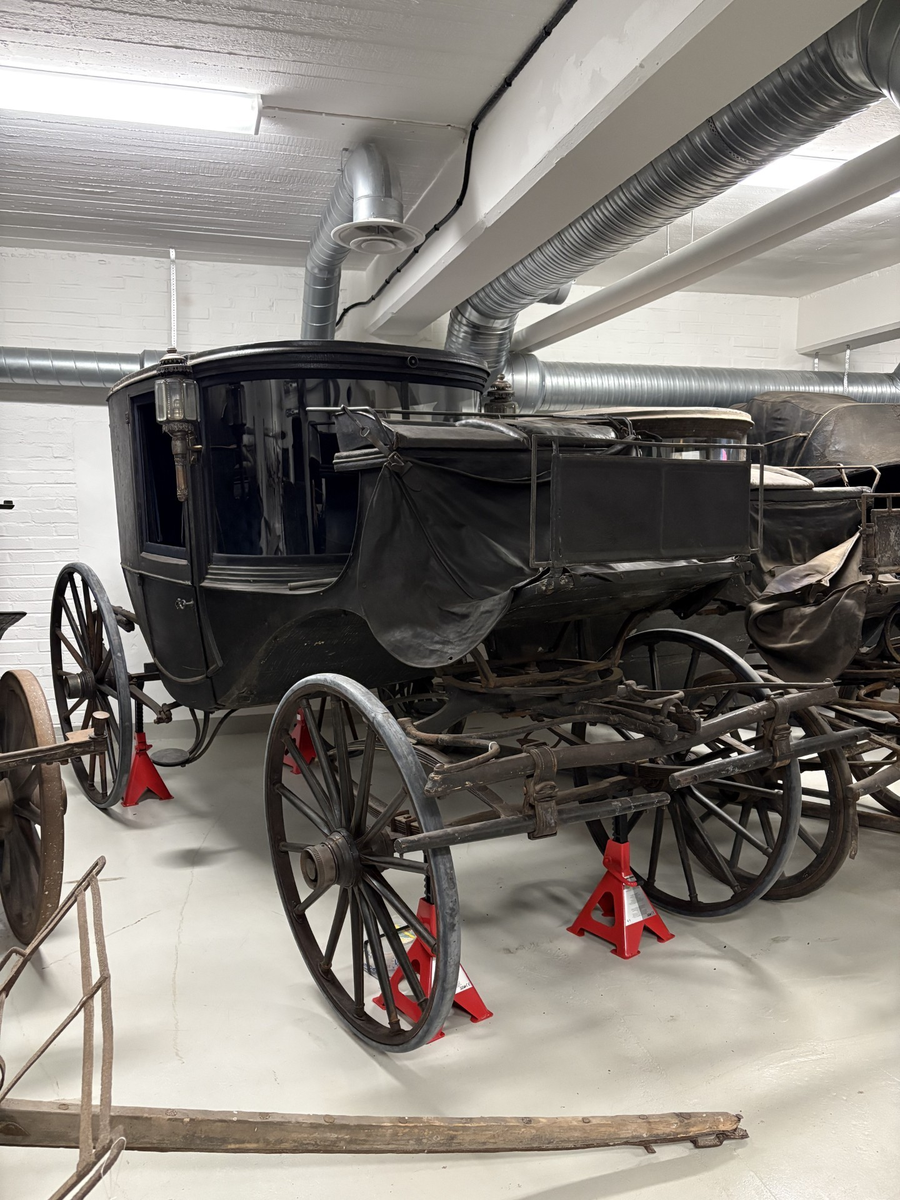 Svartmålad. Fyrhjulig hästvagn. Vagnen har öppen kuskbock men är i övrigt täckt. Två dörrar och glasfönster framåt i kupén. Litet fönster bakåt. Säten både för framåt och bakåtåkande. Insidan av kupén och sätena är klädda med blått tyg. Fotsteg på varje sida. Bakhjulen större än framhjulen.

Senare modern inkopplad elektricitet i lyktorna.
Låda med äldre delar av elektricitet finns.