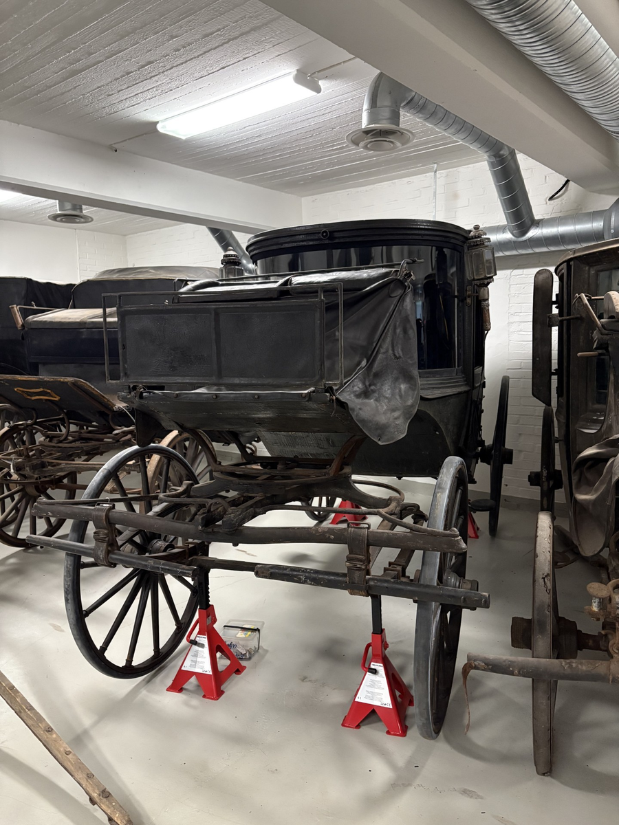 Svartmålad. Fyrhjulig hästvagn. Vagnen har öppen kuskbock men är i övrigt täckt. Två dörrar och glasfönster framåt i kupén. Litet fönster bakåt. Säten både för framåt och bakåtåkande. Insidan av kupén och sätena är klädda med blått tyg. Fotsteg på varje sida. Bakhjulen större än framhjulen.

Senare modern inkopplad elektricitet i lyktorna.
Låda med äldre delar av elektricitet finns.
