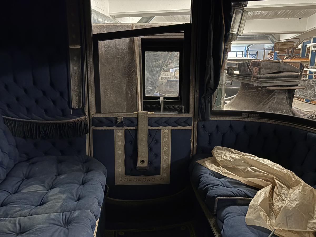 Svartmålad. Fyrhjulig hästvagn. Vagnen har öppen kuskbock men är i övrigt täckt. Två dörrar och glasfönster framåt i kupén. Litet fönster bakåt. Säten både för framåt och bakåtåkande. Insidan av kupén och sätena är klädda med blått tyg. Fotsteg på varje sida. Bakhjulen större än framhjulen.

Senare modern inkopplad elektricitet i lyktorna.
Låda med äldre delar av elektricitet finns.