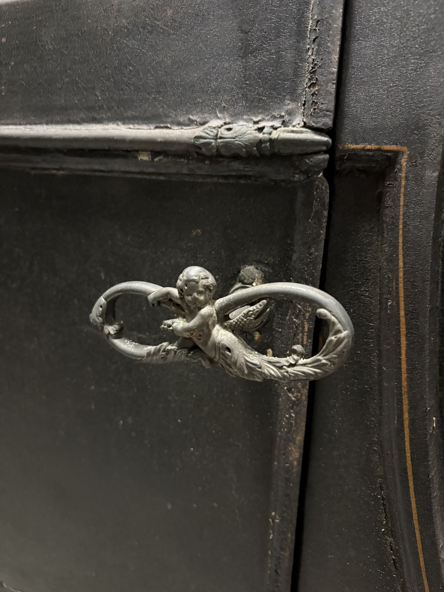 Svartmålad. Fyrhjulig hästvagn. Vagnen har öppen kuskbock men är i övrigt täckt. Två dörrar och glasfönster framåt i kupén. Litet fönster bakåt. Säten både för framåt och bakåtåkande. Insidan av kupén och sätena är klädda med blått tyg. Fotsteg på varje sida. Bakhjulen större än framhjulen.

Senare modern inkopplad elektricitet i lyktorna.
Låda med äldre delar av elektricitet finns.