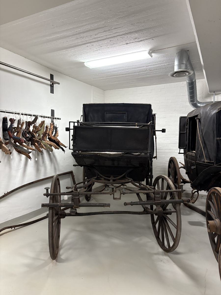 Svartmålad fyrhjulig hästvagn. Vagnen har öppen läderklädd kuskbock men är i övrigt täckt med sufflett. Halva suffletten fälls framåt och halva bakåt.
Kupén har två dörrar och ett mindre fönster framåt och ett runt litet fönster bakåt.  Sätena och dörrarnas insida är klädda med brunt läder. Mässingsbeslag på dörrarna. Kupén har både framåt och bakåt säten. Fotsteg på varje sida. Stänkskydd monterade på kupén. Bakhjulen större än framhjulen.