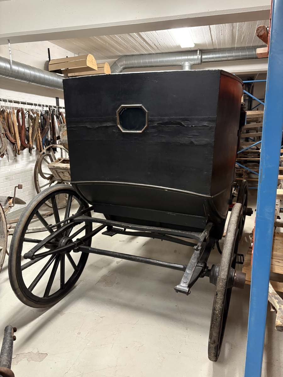 Heltäckt landå. Gula ränder på svart målning. Fyrhjullig hästvagn. Vagnen har öppen läderklädd kuskbock men är i övrigt täckt. Kupén har två dörrar och fönster framåt samt litet fönster bakåt. Sätena och dörrarnas insida är klädda med svart tyg. Säten för både framåt och bakåtresande. Fotsteg på varje sida. Bakhjulen större än framhjulen.