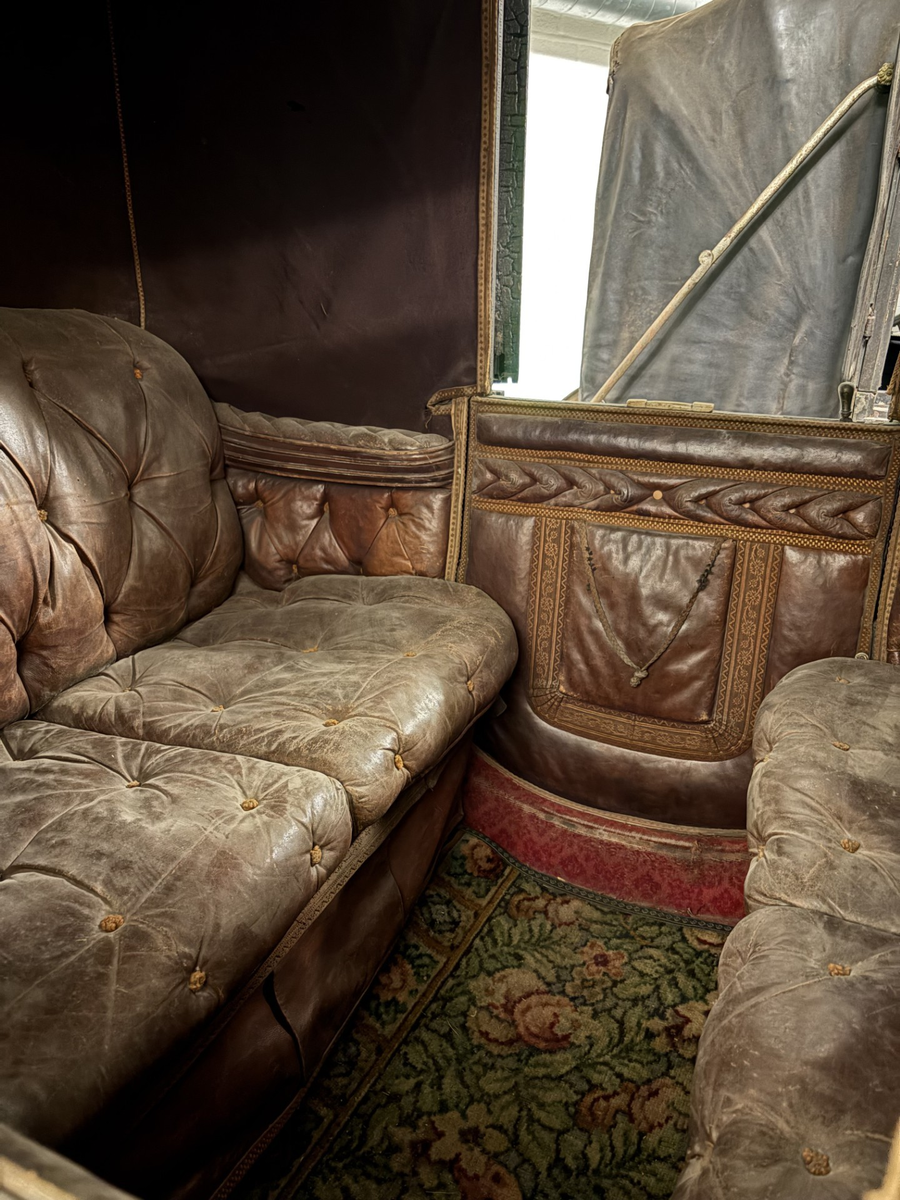 Svartmålad fyrhjulig hästvagn. Vagnen har öppen läderklädd kuskbock men är i övrigt täckt med sufflett. Halva suffletten fälls framåt och halva bakåt.
Kupén har två dörrar och ett mindre fönster framåt och ett runt litet fönster bakåt.  Sätena och dörrarnas insida är klädda med brunt läder. Mässingsbeslag på dörrarna. Kupén har både framåt och bakåt säten. Fotsteg på varje sida. Stänkskydd monterade på kupén. Bakhjulen större än framhjulen.