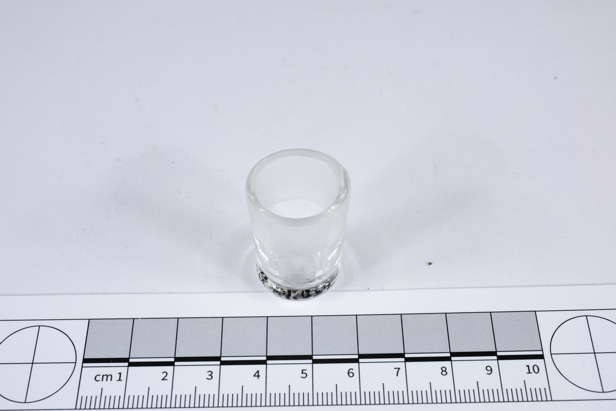 Vas i pressglas (2 fogar) med fotplatta. I övre halvan är glaset matt.