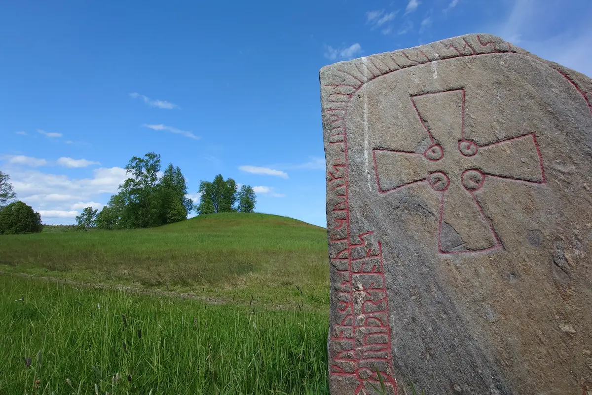 Gravhög och runsten