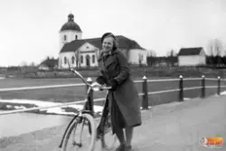 I bakgrunden Norrala kyrka.