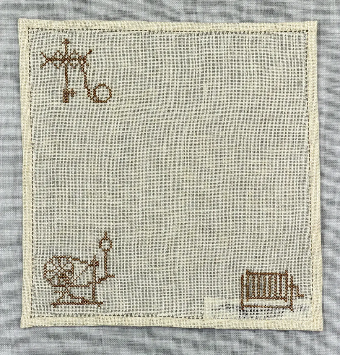 Olika vävredskap, som garnvinda, spinnrock och bobin.