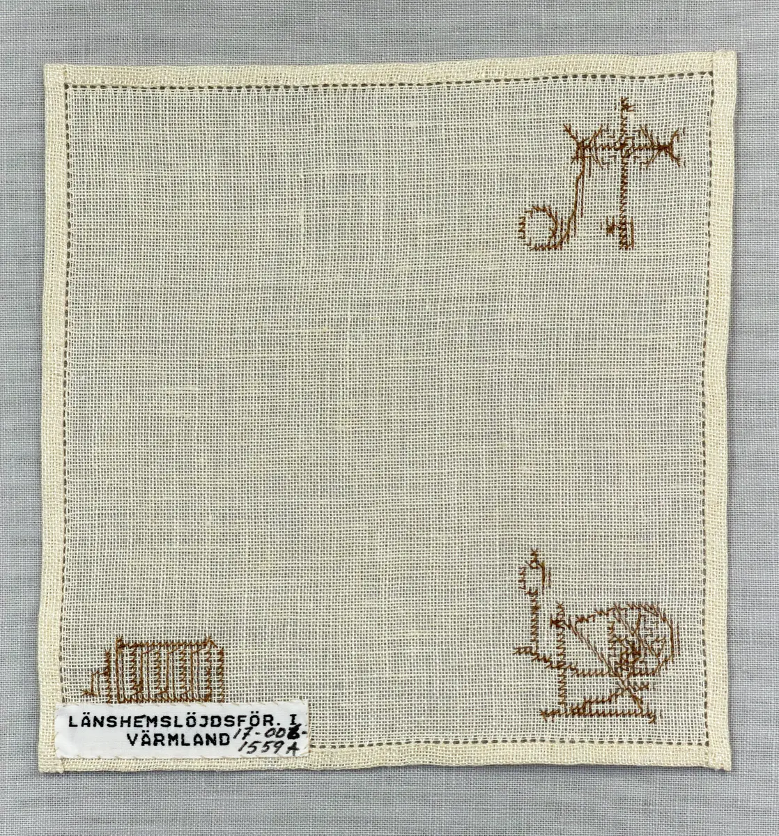 Olika vävredskap, som garnvinda, spinnrock och bobin.