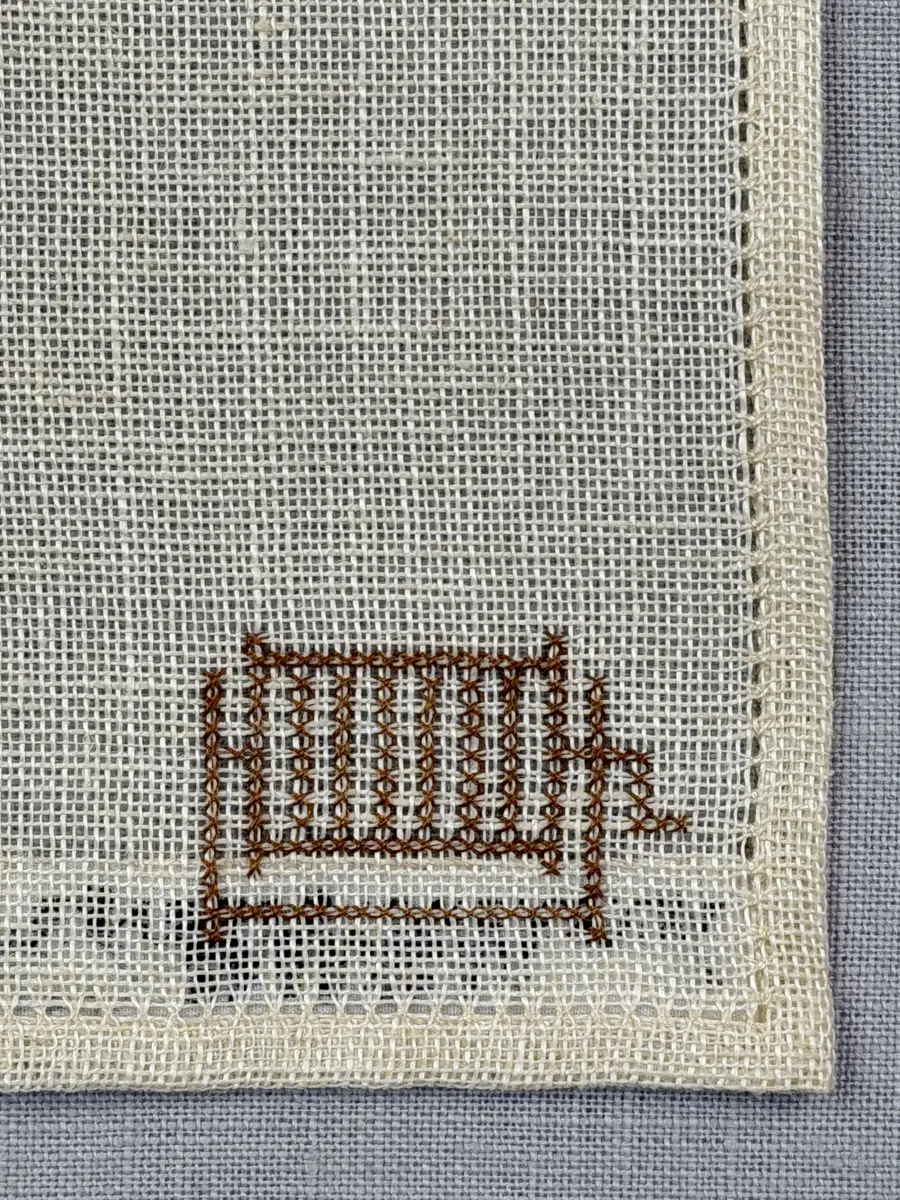 Olika vävredskap, som garnvinda, spinnrock och bobin.