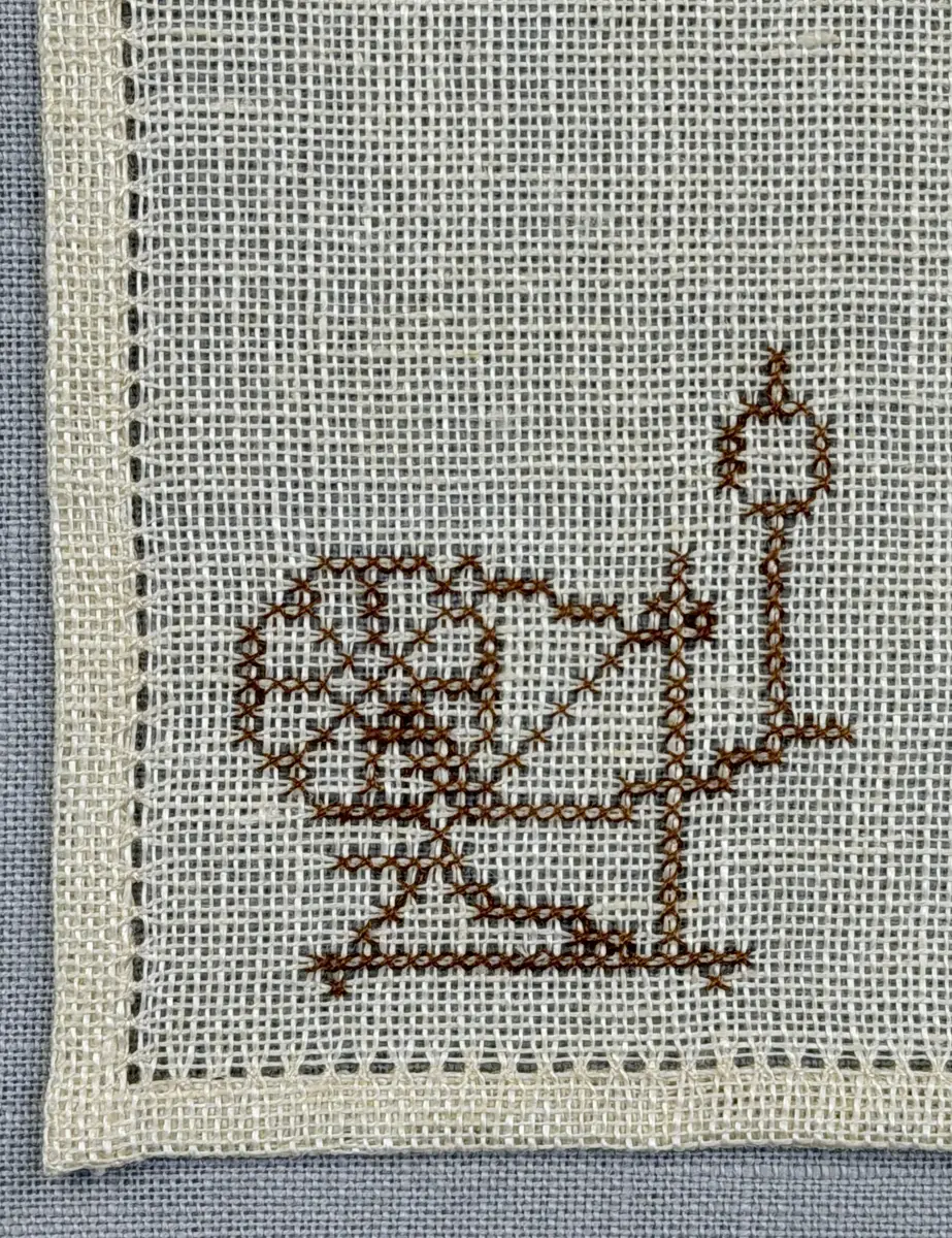 Olika vävredskap, som garnvinda, spinnrock och bobin.