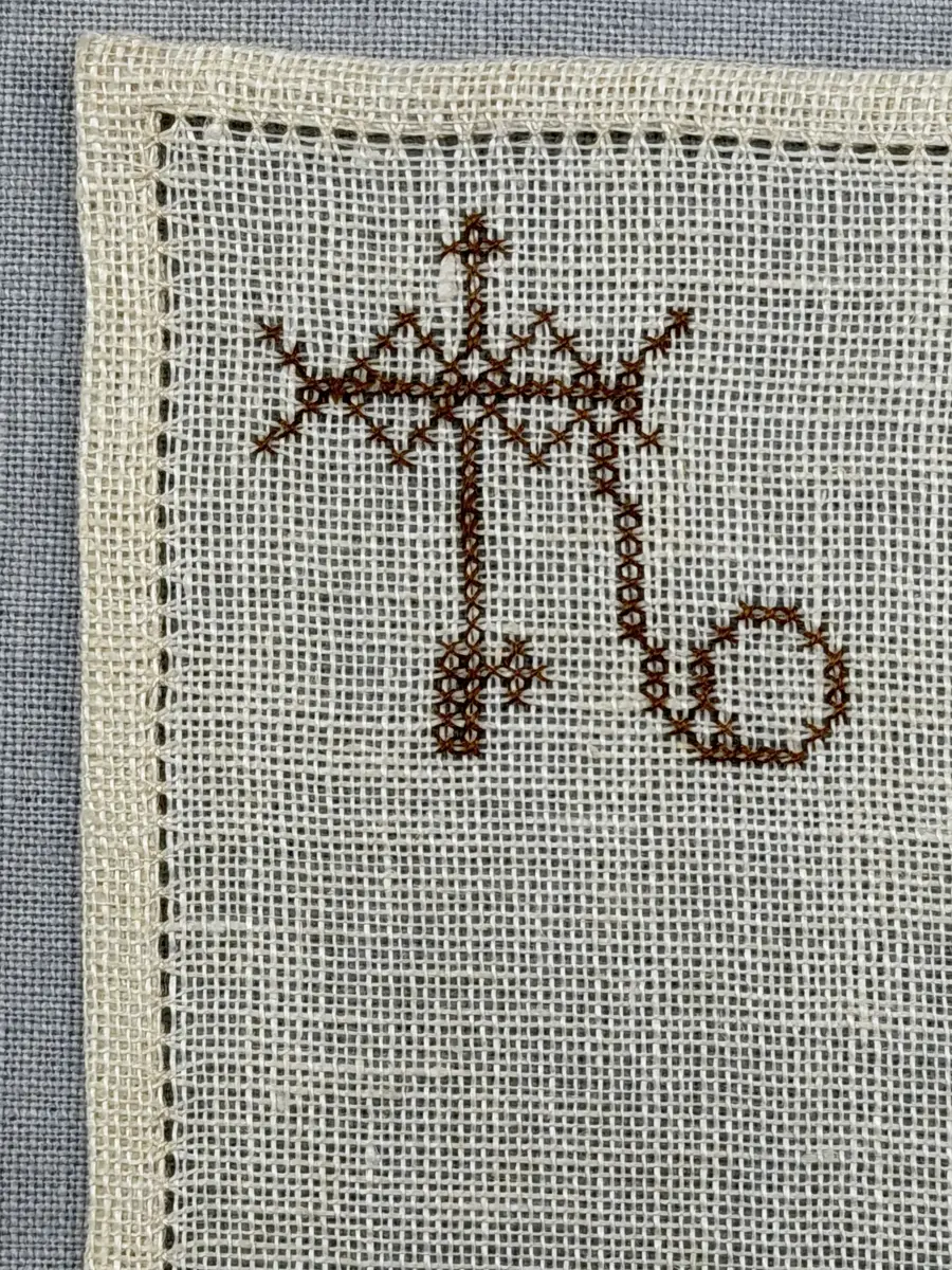 Olika vävredskap, som garnvinda, spinnrock och bobin.