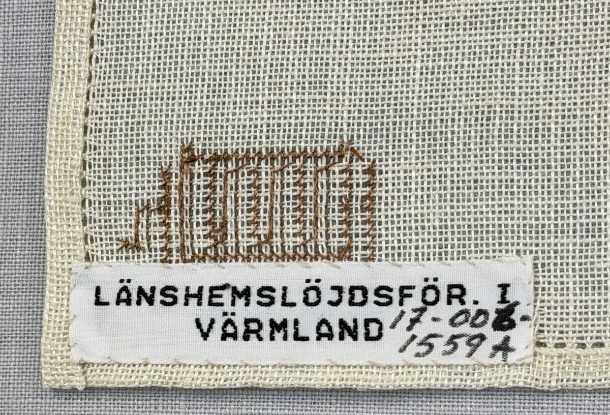 Olika vävredskap, som garnvinda, spinnrock och bobin.