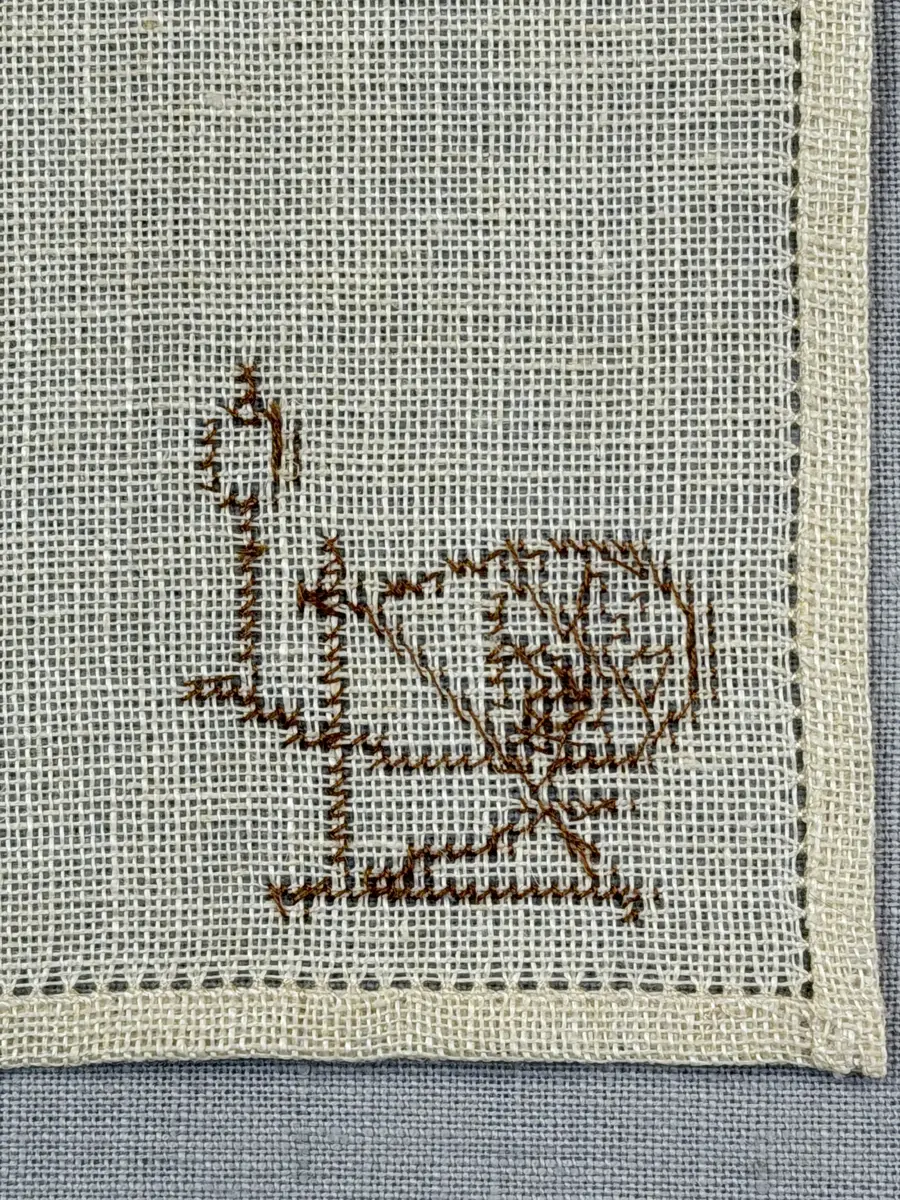 Olika vävredskap, som garnvinda, spinnrock och bobin.