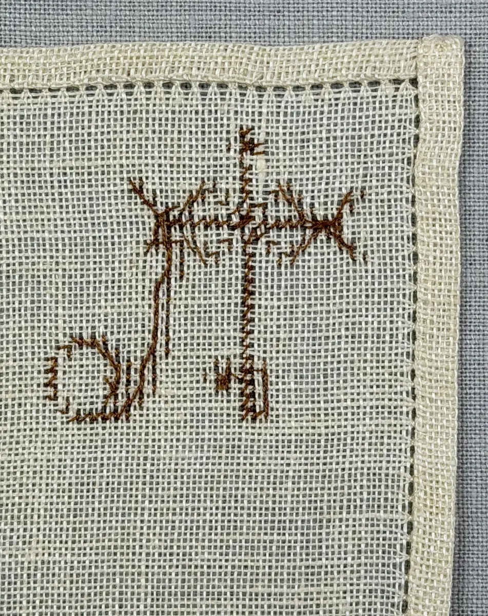 Olika vävredskap, som garnvinda, spinnrock och bobin.