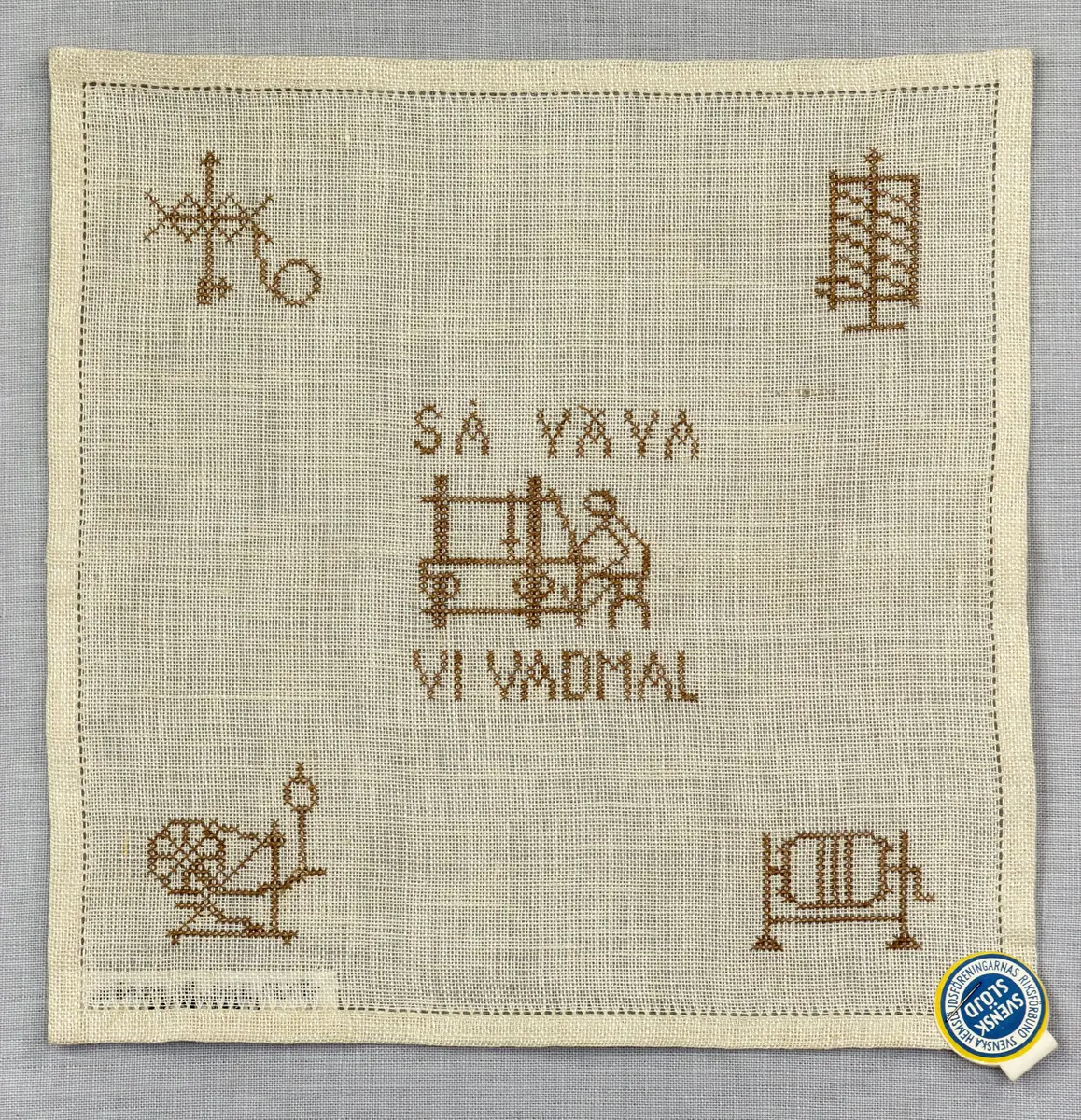 Olika vävredskap, som vävstol, garnvinda, varpa, spinnrock och bobin.