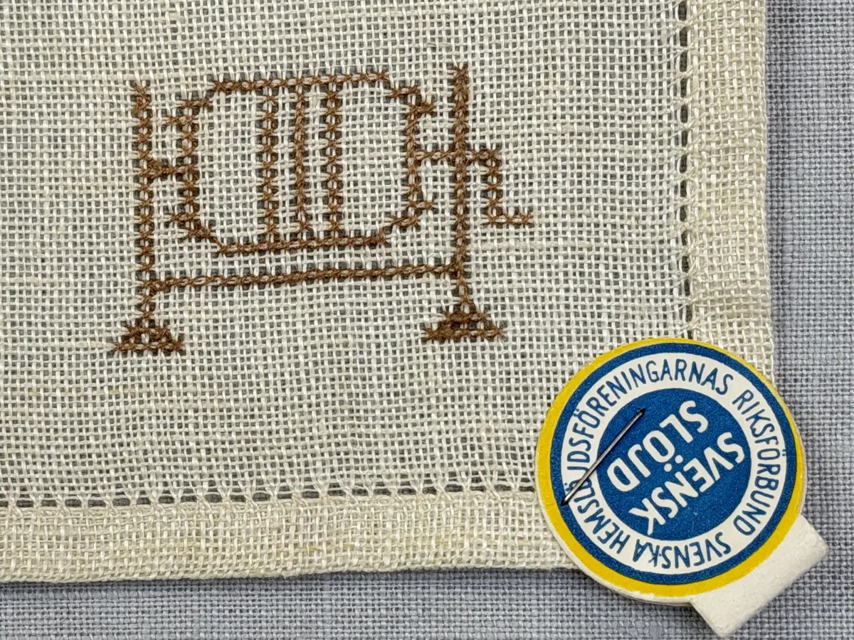 Olika vävredskap, som vävstol, garnvinda, varpa, spinnrock och bobin.