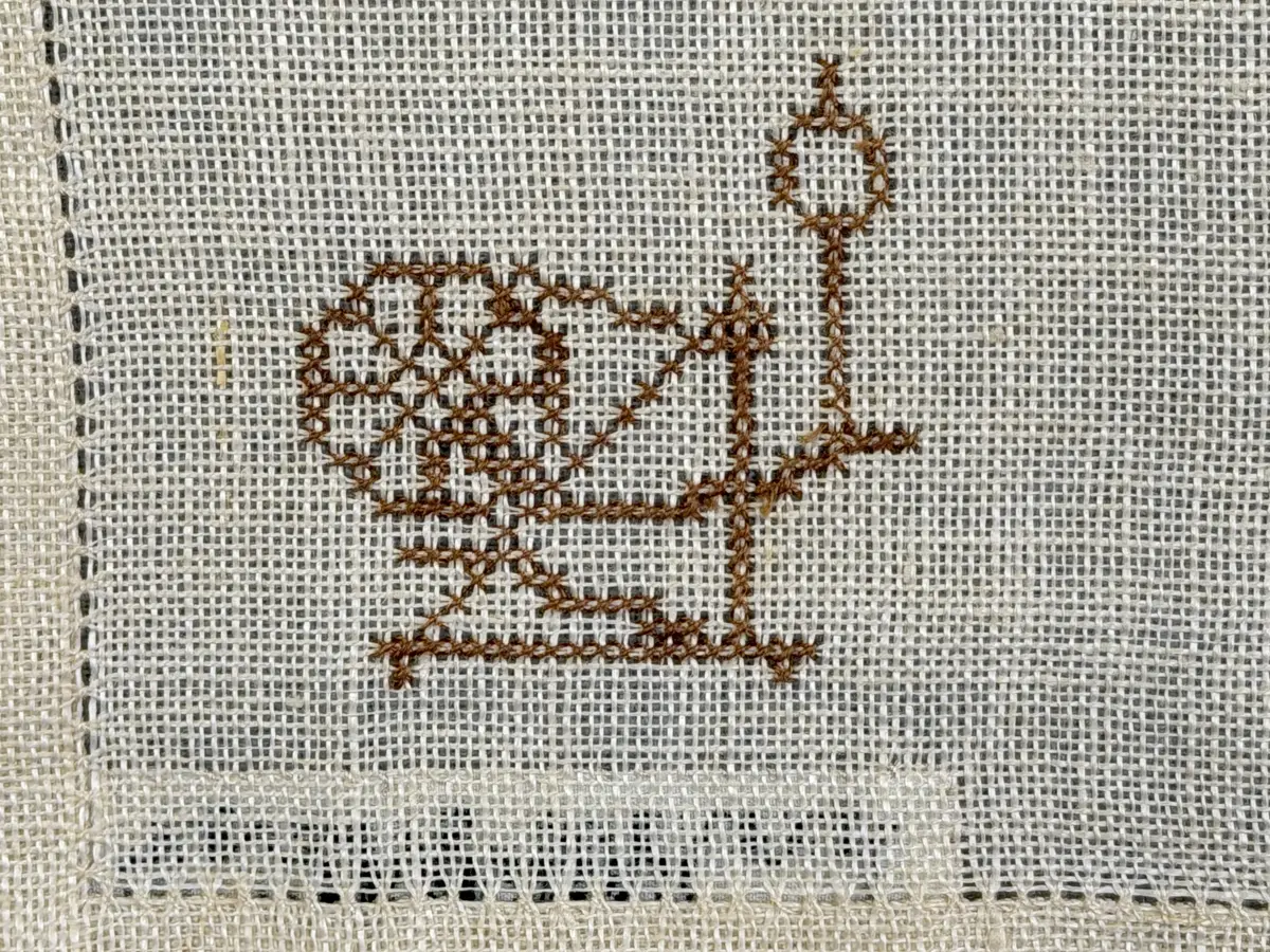 Olika vävredskap, som vävstol, garnvinda, varpa, spinnrock och bobin.