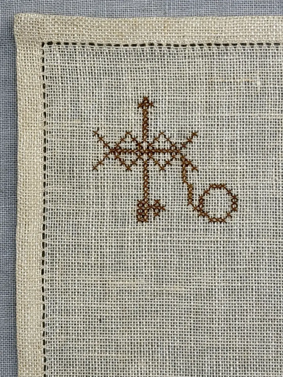 Olika vävredskap, som vävstol, garnvinda, varpa, spinnrock och bobin.