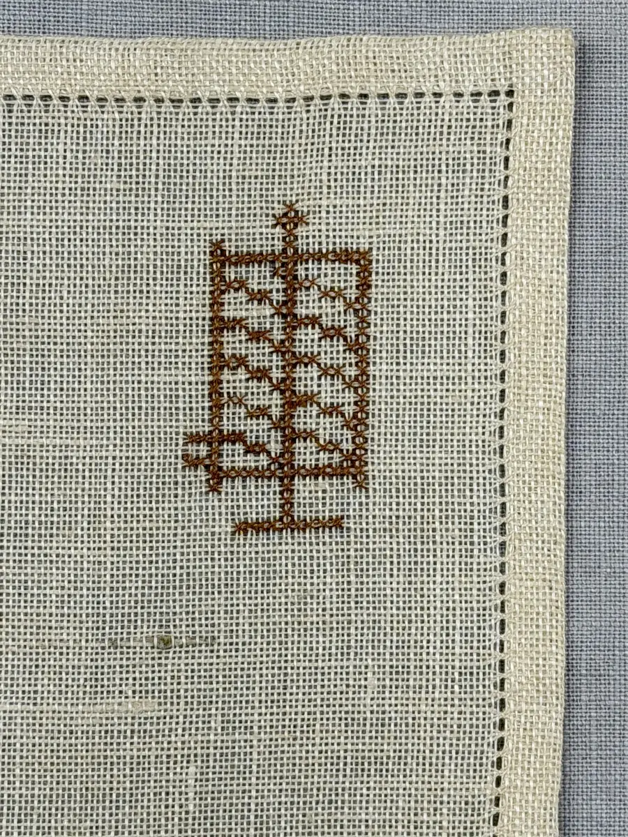 Olika vävredskap, som vävstol, garnvinda, varpa, spinnrock och bobin.