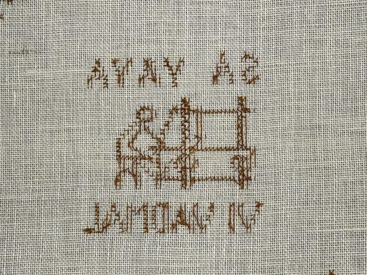 Olika vävredskap, som vävstol, garnvinda, varpa, spinnrock och bobin.