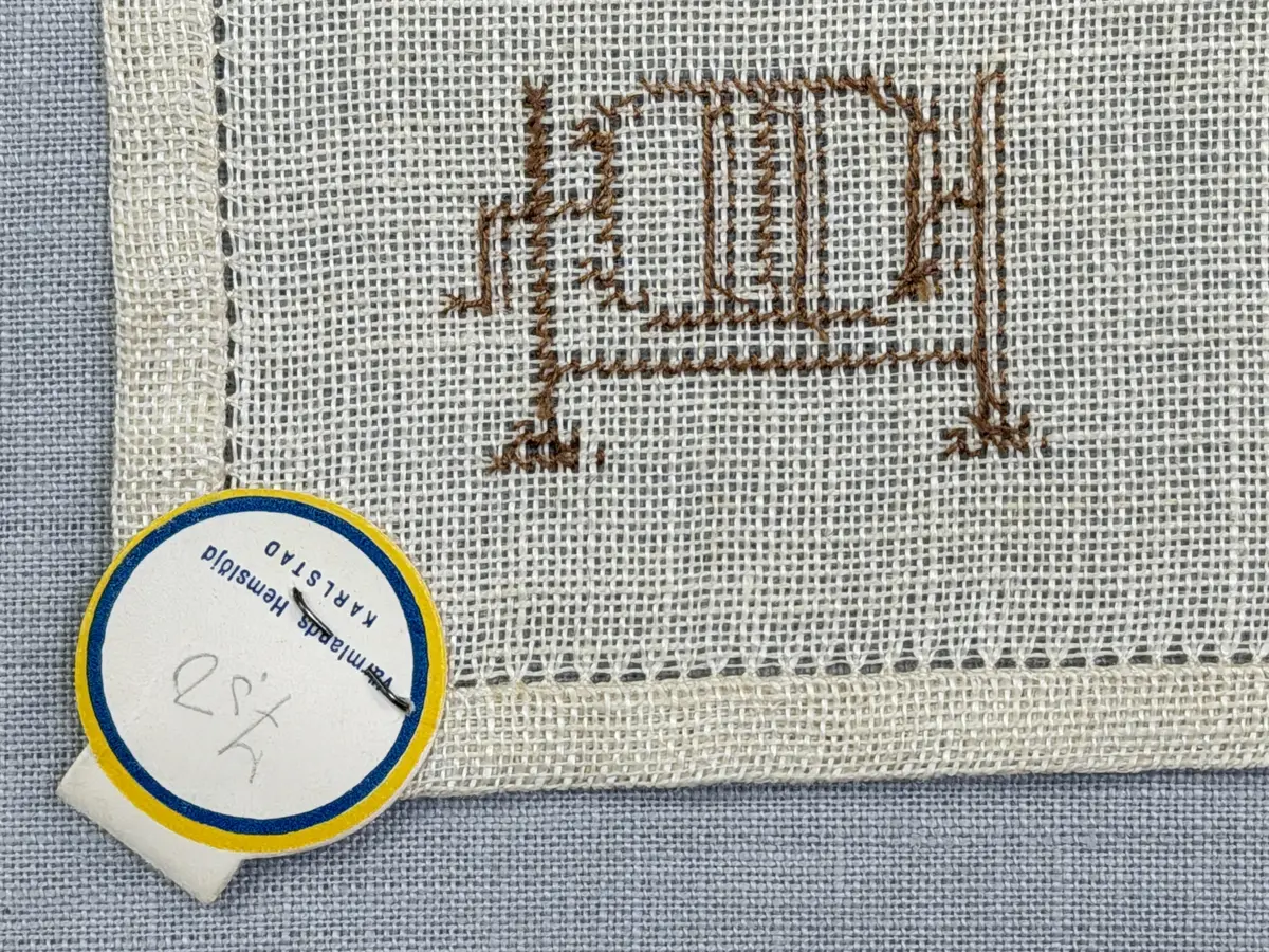 Olika vävredskap, som vävstol, garnvinda, varpa, spinnrock och bobin.