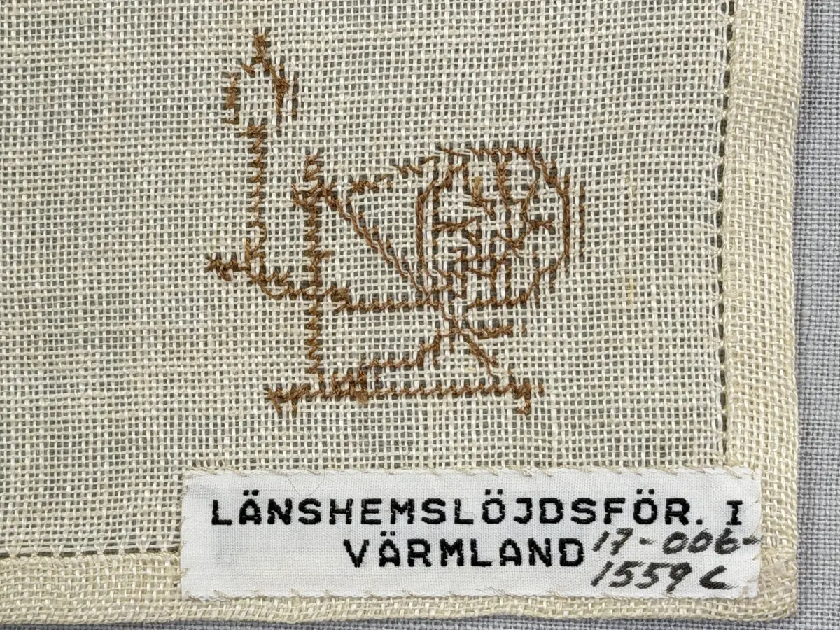 Olika vävredskap, som vävstol, garnvinda, varpa, spinnrock och bobin.