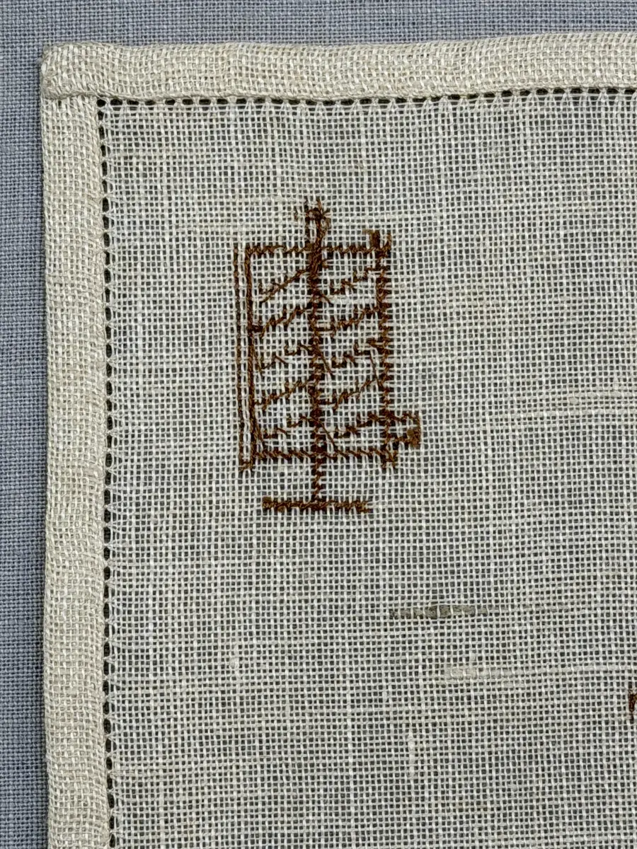 Olika vävredskap, som vävstol, garnvinda, varpa, spinnrock och bobin.