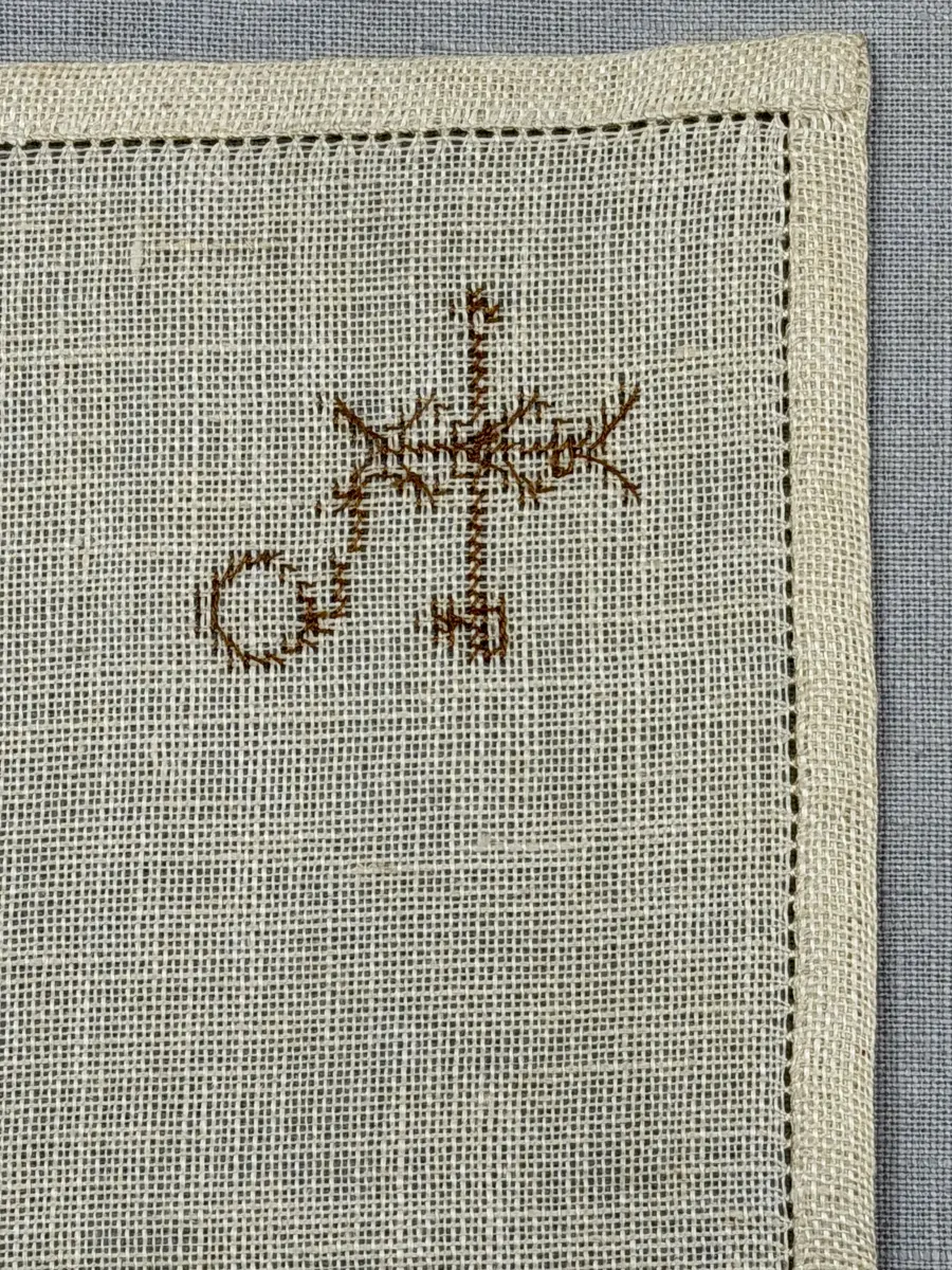 Olika vävredskap, som vävstol, garnvinda, varpa, spinnrock och bobin.