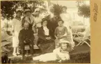 Operasångerskan Christina Nilsson i parken på Gårdsby, tillsammans med bl a brodern Sven Jonasson och familjen Johannes Nilsson (brorson).
I bakre raden fr.v.:  Anna Nilsson, okänd (fru Gustava Maria Sjöstrand?), Kristina Nilsson, Johannes Nilsson, Clara Schander.
I främre raden fr. v.: Sven Jonasson, Christina Nilsson de Casa Miranda, fru Anna Nilsson. Längst fram Benno Nilsson i sjömansdräkt.