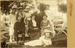 Operasångerskan Christina Nilsson i parken på Gårdsby, tills