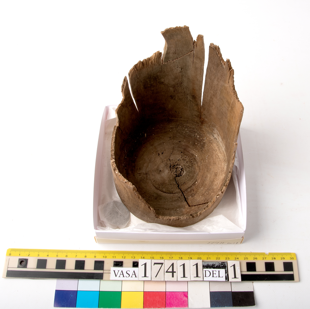 Skråkappa. 
Uppdelad i två askar.
Del 1: En bottendel med del av sidor kvar.
Del 2: En bottendel samt fragment

Splittrad, bruten.

För mer information se Dokumentationsblankett under Referenser – Länkade filer.