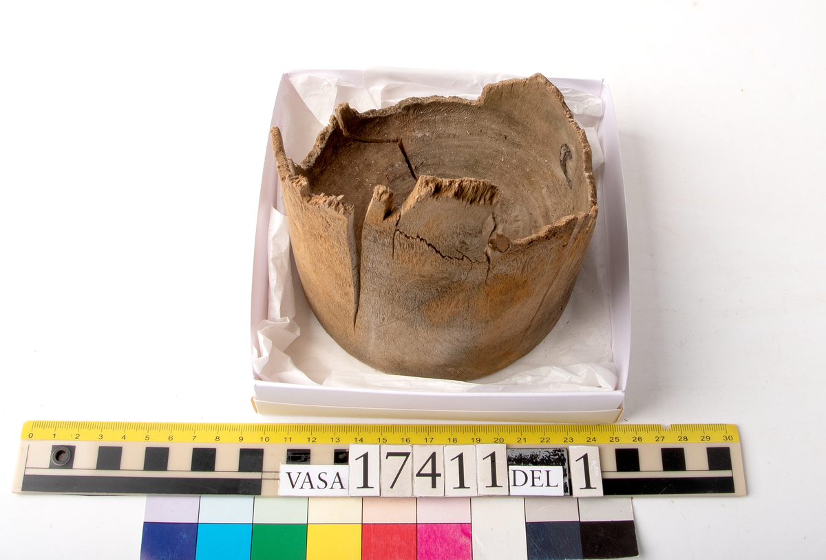 Skråkappa. 
Uppdelad i två askar.
Del 1: En bottendel med del av sidor kvar.
Del 2: En bottendel samt fragment

Splittrad, bruten.

För mer information se Dokumentationsblankett under Referenser – Länkade filer.