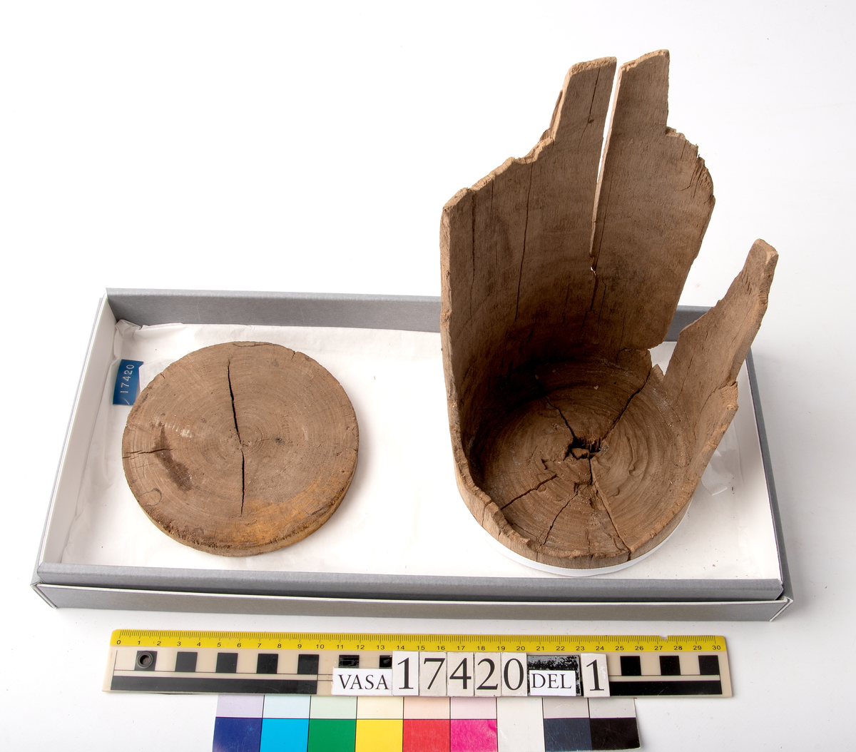 Skråkappa. 
Uppdelad i två delar.
Del 1: Bottendel med delar av sidorna kvar samt ett helt lock.
Del 2: Fragment av ovan.


För mer information se Dokumentationsblankett under Referenser – Länkade filer.