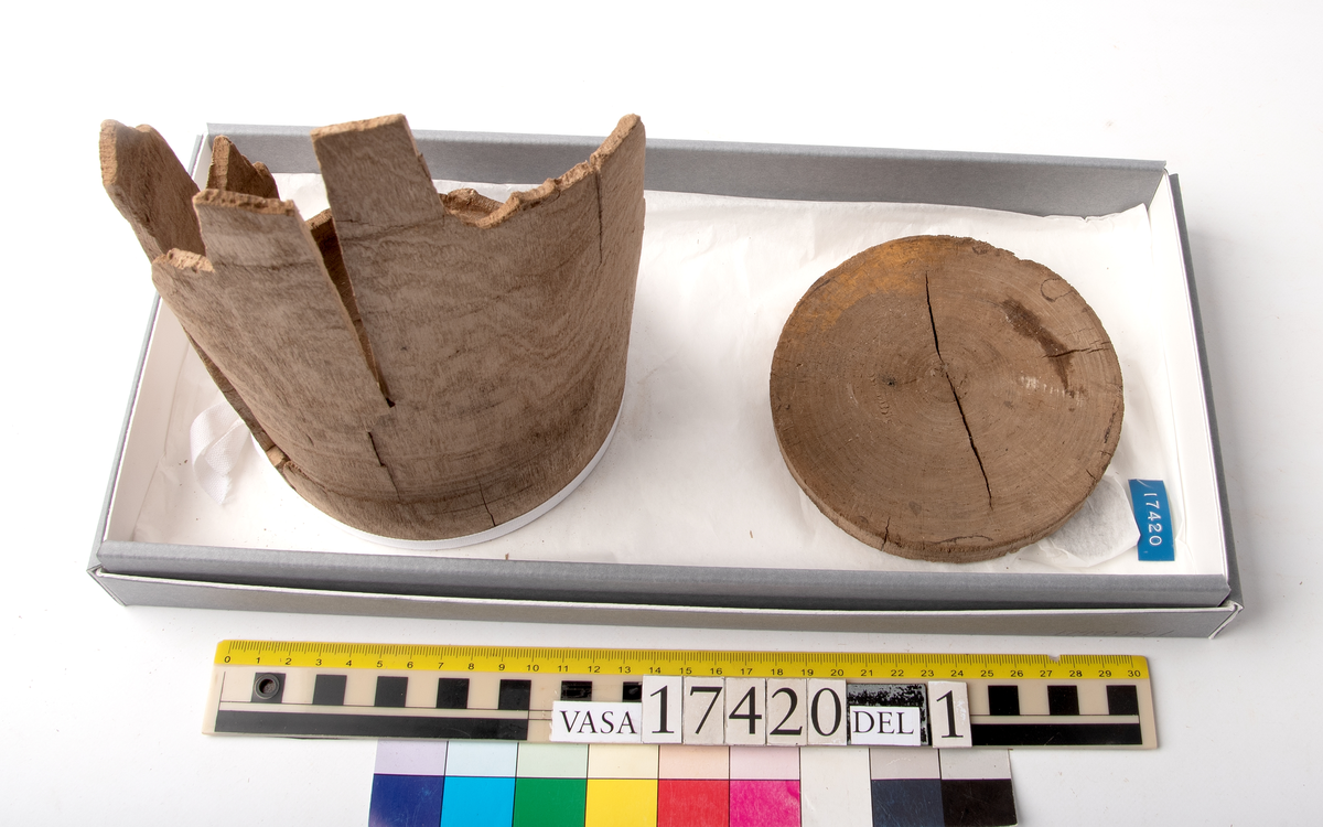 Skråkappa. 
Uppdelad i två delar.
Del 1: Bottendel med delar av sidorna kvar samt ett helt lock.
Del 2: Fragment av ovan.


För mer information se Dokumentationsblankett under Referenser – Länkade filer.