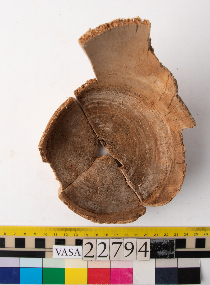 Skråkappa.

Tidigare text: Svarvad skråkappa, burk. Starkt fragmentariskt skick.

År 2026 finns fragment av sidodelar, bottendelar med bitar av sidan kvar samt bottenfragment kvar. Totalt 19 delar.