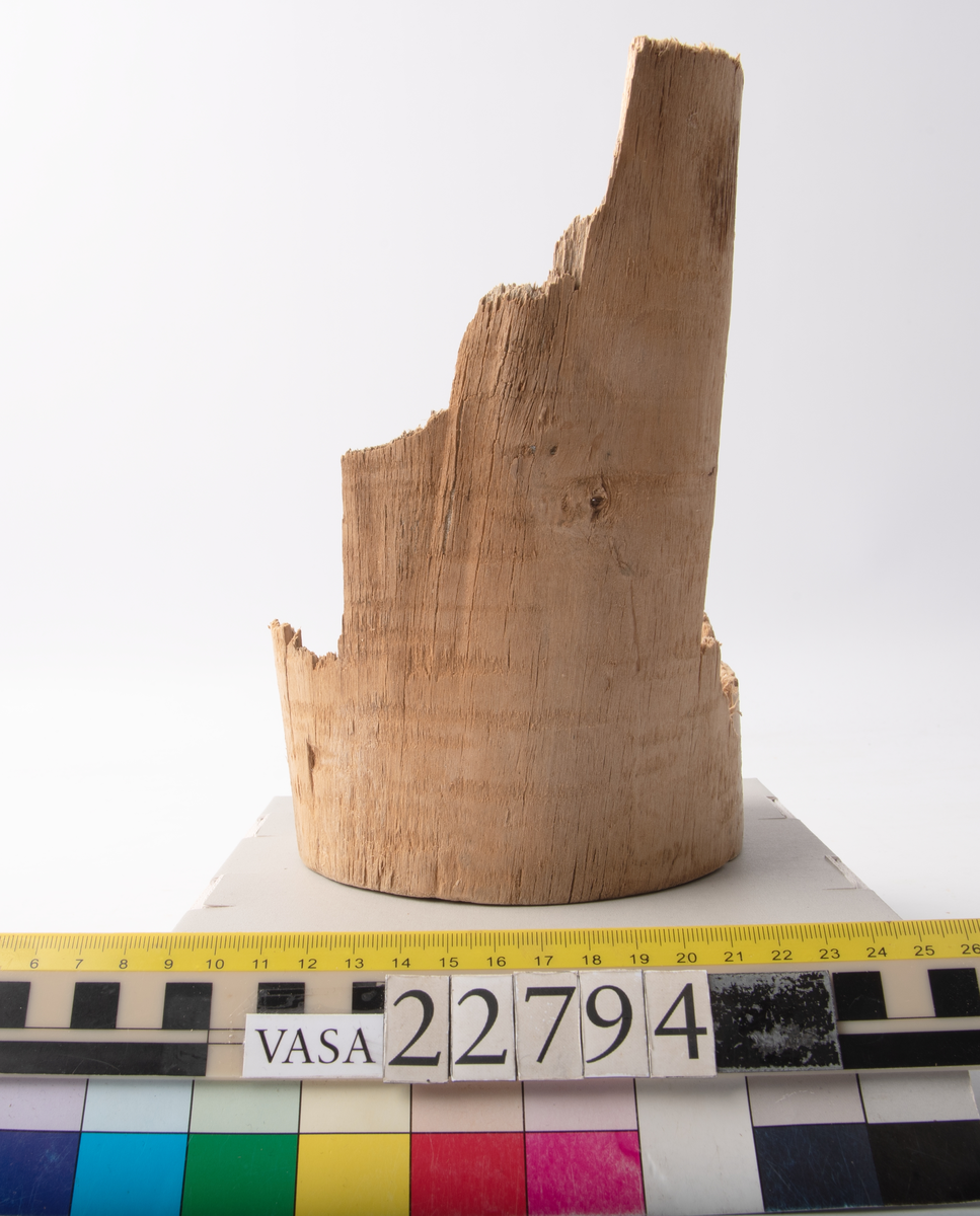 Skråkappa.

Tidigare text: Svarvad skråkappa, burk. Starkt fragmentariskt skick.

År 2026 finns fragment av sidodelar, bottendelar med bitar av sidan kvar samt bottenfragment kvar. Totalt 19 delar.