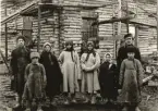 Masugnsarbetare med familj.
Ryska arbetare vid masugnsbygget i Briansk, Kalunga i Ryssland. Byggt 1895-96 av svenska ingenjörerna K. Halling och Larsson.