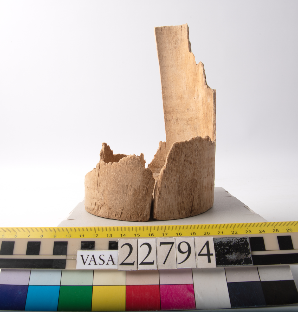 Skråkappa.

Tidigare text: Svarvad skråkappa, burk. Starkt fragmentariskt skick.

År 2026 finns fragment av sidodelar, bottendelar med bitar av sidan kvar samt bottenfragment kvar. Totalt 19 delar.