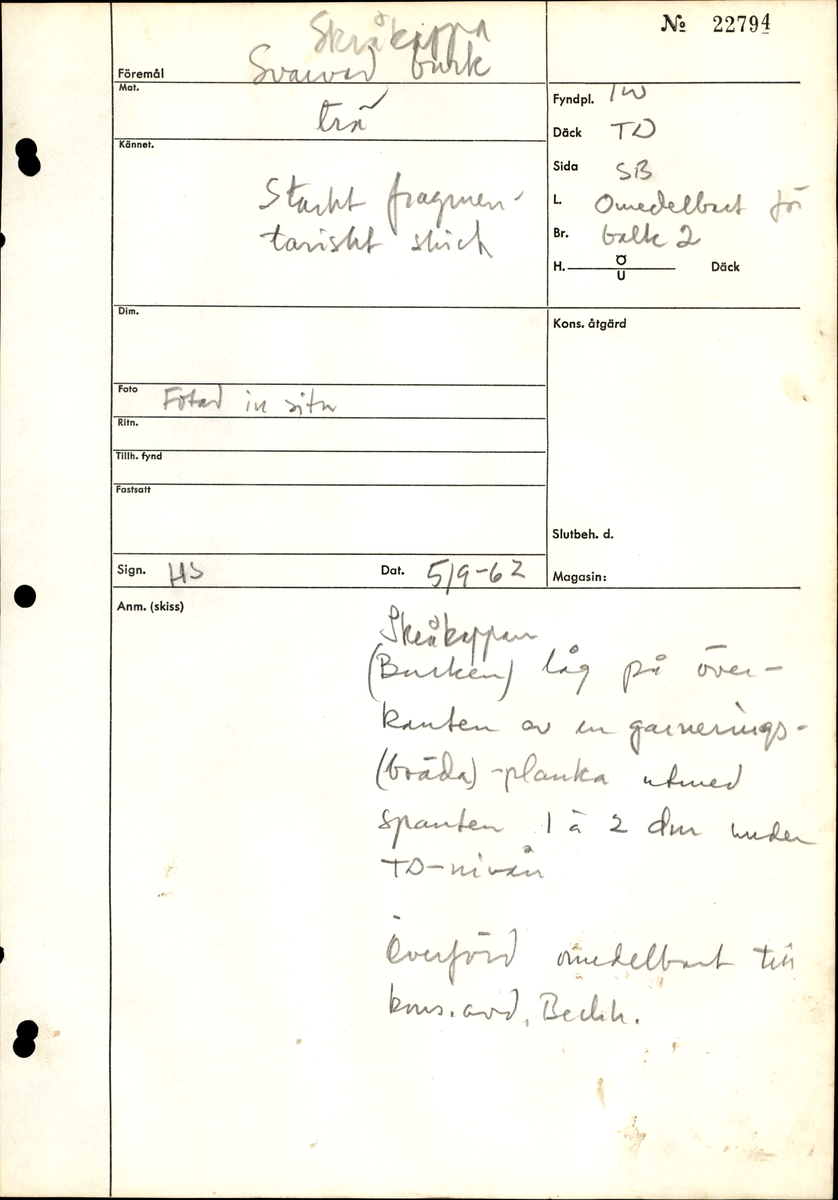 Skråkappa.

Tidigare text: Svarvad skråkappa, burk. Starkt fragmentariskt skick.

År 2026 finns fragment av sidodelar, bottendelar med bitar av sidan kvar samt bottenfragment kvar. Totalt 19 delar.