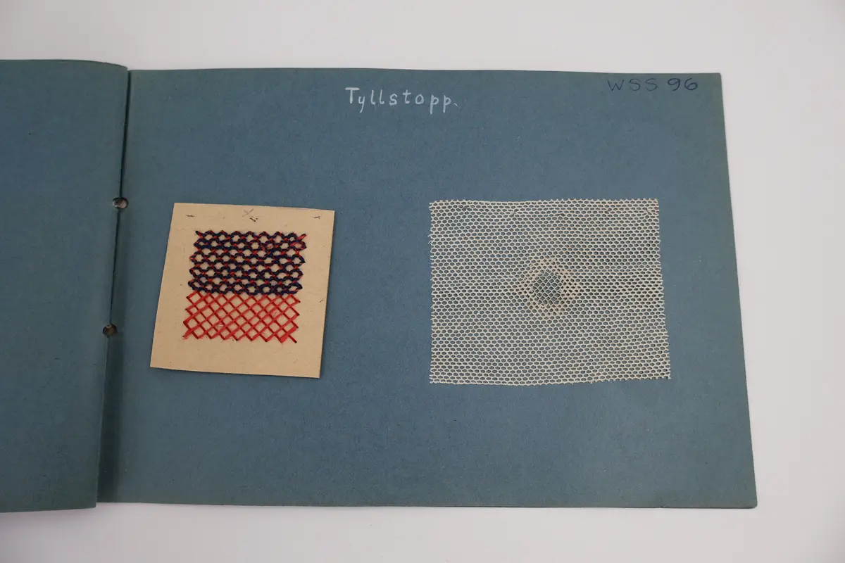 Provbok med stoppsömmar. Egenhändigt tillverkad bok av vikta ark i gråblå kartong sammanfogade med ett slitet rosa sidenband knutet i rosett. Handskriven text i vitt på framsidan: "STOPPNING  IRMA WELIN.".
- På första uppslaget, höger sida står det: "Rutstopp."
Stoppsömmen är sydd med rött ullgarn i form av en kvadrat mitt på den 120 x120 mm stora bottenväven i panamabindning. Fållad med sicksack-bård innanför fransen.
- Nästa uppslag visar prov på två två olika maskstoppar på var sin slätstickad lapp med rätstickad kant längs alla fyra sidor. Lapparna är stickade i oblekt bomullsgarn, maskstopparna i blågrått bomullsgarn i form av en kvadrat mitt på lappen. På den högra sidan står överst: "Äkta maskstopp.".
- Tredje uppslaget, till vänster ytterligare en stickad lapp i oblekt bomullsgarn. Resårstickad med rätstickad kant runt om. Maskstopp i blågrått bomullsgarn i en kvadratisk ruta mitt på lappen.
På höger sida står det med vit text: "Mönsterstopp till gåsögon.". En gles klistrad väv i vitt med mönsterstoppning i rött garn i den ena riktningen och blått garn i den andra riktningen i form av ett gåsöga. Röd broderad bård innanför fransen.
- Fjärde uppslaget, till höger; ett prov på beige gabardintyg, mönsterstoppat/konststoppat på två ställen med tråd i samma färg. Text högst upp: "Mönsterstopp-till-gabardin.".
- Nästa uppslag, till höger visar ett rutigt kostym-/dräkttyg vävt i kypert med prov på en fin lagning. Överst står det: "Lagning-av-revor.".
- Sista uppslaget, till höger visar två prover på tyllstoppning. En kvadratisk kartongbit 70 x 70 mm med två nyanser rött garn trätt upp och ned igenom kartongen till ett nät. Trädning/stopp med blått garn över halva ytan. Intill sitter en bit vit tyll med en lagning/stopp mitt på. Text överst på sidan: "Tyllstopp.".