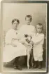 Tre syskon i ljusa sommarkläder hos fotografen. 
Helfigur. Ateljéfoto.

Trol. Christina, Anna och Benno Nilsson, barn till godsägaren m.m. Johannes Nilsson, Gådsby.