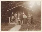 Vice häradshövding m.m. Johannes Nilsson med fru Anna (i mitten) hos några vänner vid Starnbergersee utanför München.
På baksidan text: 