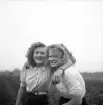 Potatisplockning 1942. 
Två glada potatisplockerskor.