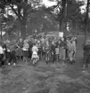Orientering 1942. 
En skolklass har orientering och har stannat till vid en kontroll.