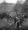 Orientering 1942. 
En skolklass har orientering och har stannat till vid en kontroll. 
I mitten syns tre lärare i hatt m.m.