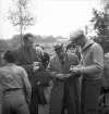 Orientering 1942. 
Diskussion angående vägval (?) vid orientering. Tre ledare diskuterar
något på en grusväg.