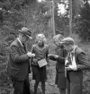 Orientering 1942. 
Några barn diskuterar något med sin lärare, ute i skogen.