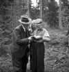 Orientering 1942. 
En lärare hjälper en elev med något, ute i skogen.