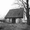 Serie bilder som visar tillståndet för tiondeboden vid Gammakils kyrka inför planerad restaurering. Foto 1977.